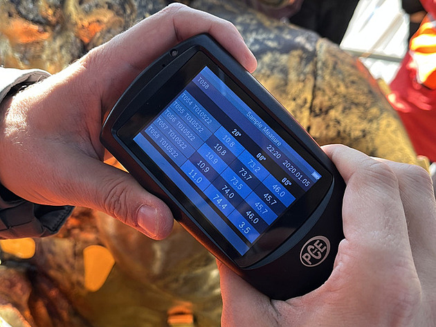 Měření lesku i tloušťky zlacení. Vědci pomáhají s opravou olomouckého skvostu