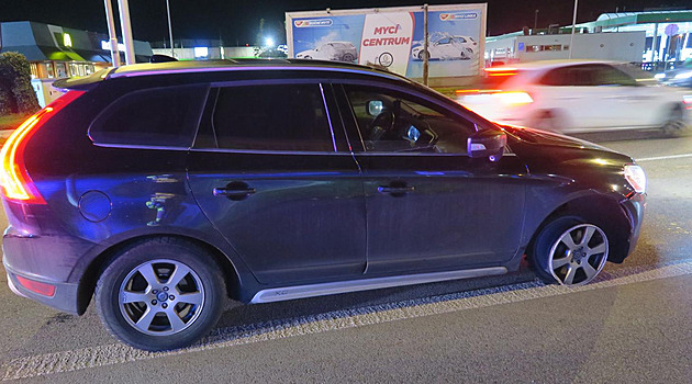 Opilec za volantem stihl ujet na ráfku 20 kilometrů, než ho zastavili policisté