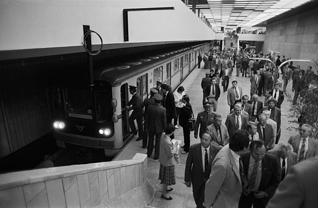 Před 40 lety začala jezdit „žlutá“ linka metra. A zrušily se turnikety