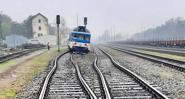 V Neratovicích vykolejil osobní vlak, mezi Prahou a Mělníkem nasadili autobusy