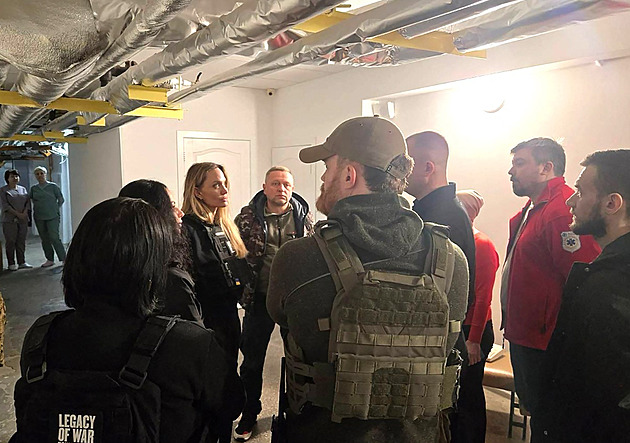 Nečekané drama. Jolie neohlášeně přijela na Ukrajinu, jejího řidiče zadrželi náboráři