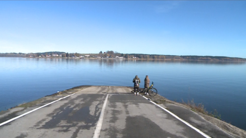 Zavedla dvojici mužů do Lipna navigace? Tajemství kolem vyloveného vraku přetrvává