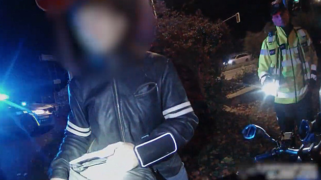 VIDEO: Nelízl a do práce nedojel. Dvěma zákazům řízení se motorkář ještě divil