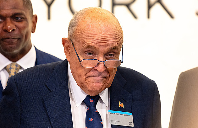 Trump omilostnil Giulianiho a další spojence obviněné ze snahy zvrátit volby