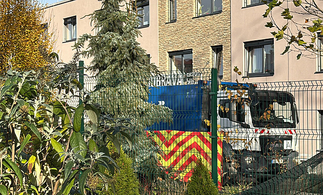 Popelářské auto srazilo ženu v areálu domova seniorů, podlehla zraněním