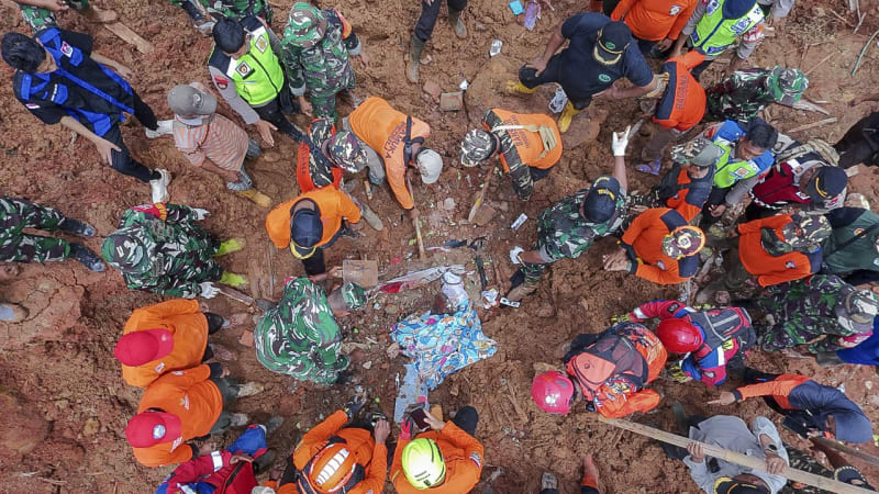 Tragické sesuvy půdy smetly desítky domů na Jávě. Na místě jsou mrtví, záběry ukazují zkázu