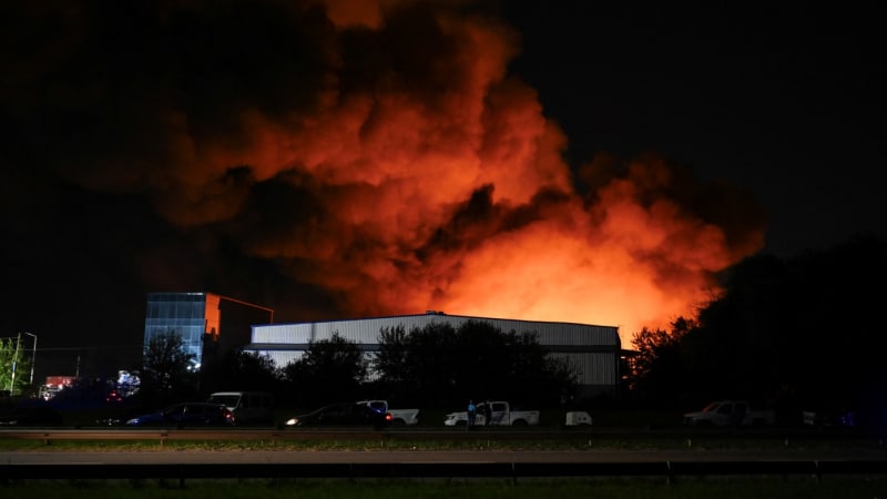 Masivní exploze u letiště v Argentině: Požár se nedaří uhasit, v nemocnici skončilo přes 20 lidí