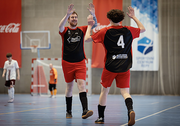 Speciální olympiáda v Praze. Čeští futsalisté slaví bronz, ceny předával i Douděra