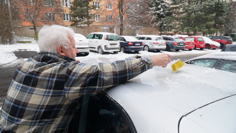 Největší zimní prohřešky řidičů: Pozor na sníh na střeše či nečitelnou značku
