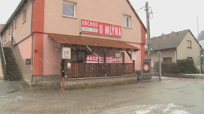 Tasil sekáček a po vyděšené prodavačce chtěl peníze. Agresora z Nučic hledá policie