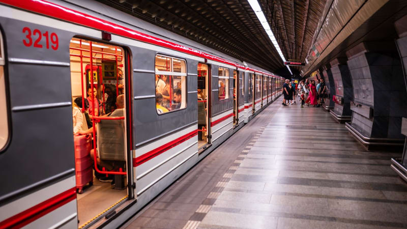 Metro na Andělu srazilo ženu. Pod soupravu zřejmě skočila