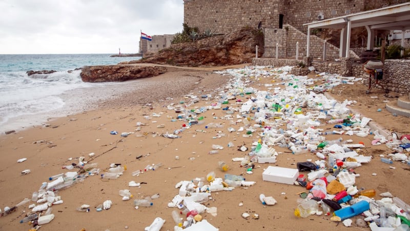 Oblíbenou destinaci Čechů zavalily hromady odpadků. „Perla Jadranu“ čelí ekologické krizi