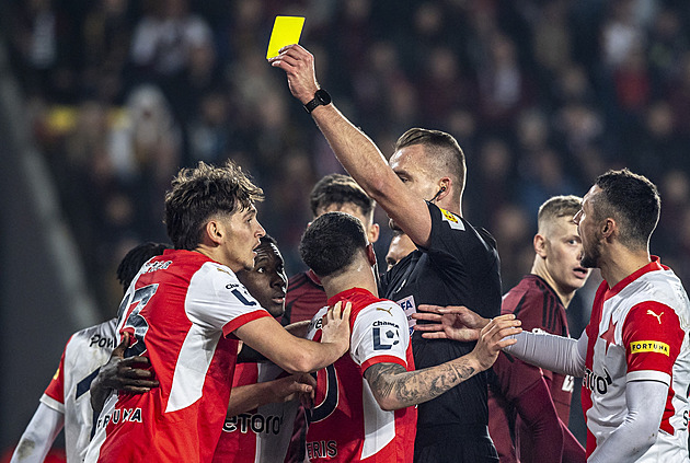 Zase si nezapíská? Chybující Rouček je sudí, který nerad vylučuje