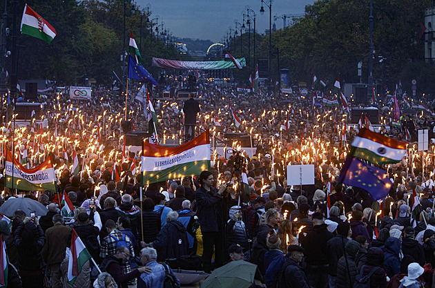 Budapešť proti Orbánovi. Tisíce lidí vyšly do ulic, akci svolal starosta