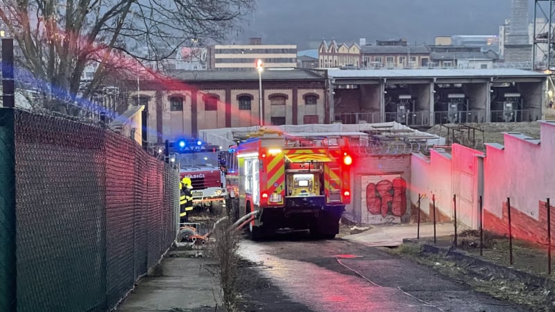 Rozsáhlý požár v Ústí: Plameny zachvátily bývalé divadlo, na místě bylo devět jednotek hasičů