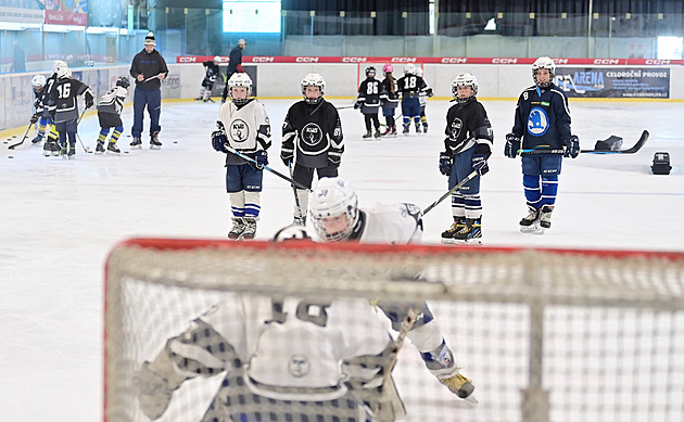 Pravidla jako v ženském hokeji. Svaz omezil mládeži do 14 let hru do těla