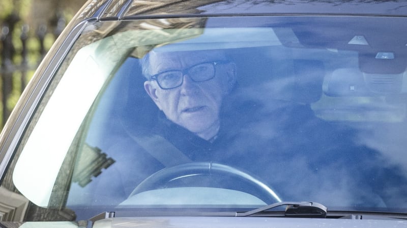 Skandál v Británii: Policie zadržela exministra Mandelsona. Vazby na Epsteina zasahují i vládu