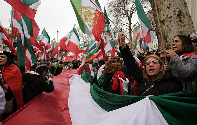 ANALÝZA: Trump zkouší v Íránu převrat na dálku. My bombardujeme, vy si je svrhněte