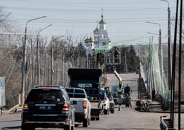 Bránu Donbasu pokryly antidronové sítě. Rusko rozevírá čelisti kolem Slovjansku