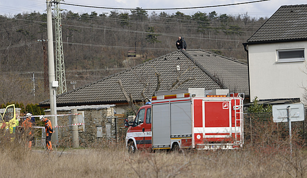Majitel domu určeného k demolici vylezl na střechu, odmítá slézt už půl dne