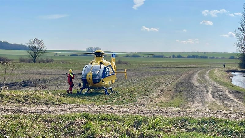 Dítě pořezané motorovou pilou: Na Královehradecku zasahují záchranáři. V akci je i vrtulník