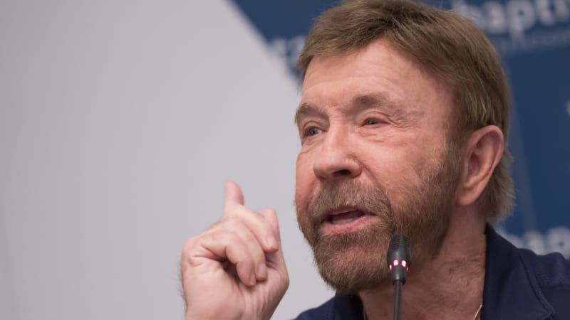 ANKETA: Chuck Norris dělí nulou a rozpláče cibuli. Vyberte ze 30 vtipů o legendě ten nejlepší