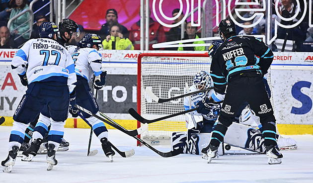 ONLINE: Gól Liberce neplatí a záhy skórují Vary, Hradec v souboji s Třincem ztrácí