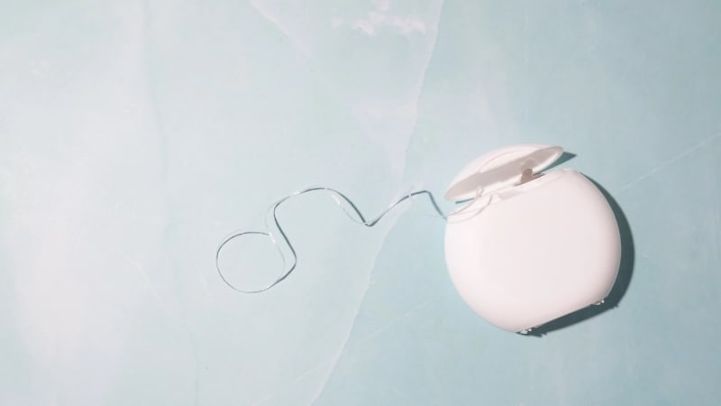 Přelomový objev Čechů: Vyvinuli zubní nit, která bojuje proti vážné nemoci. Je první na světě