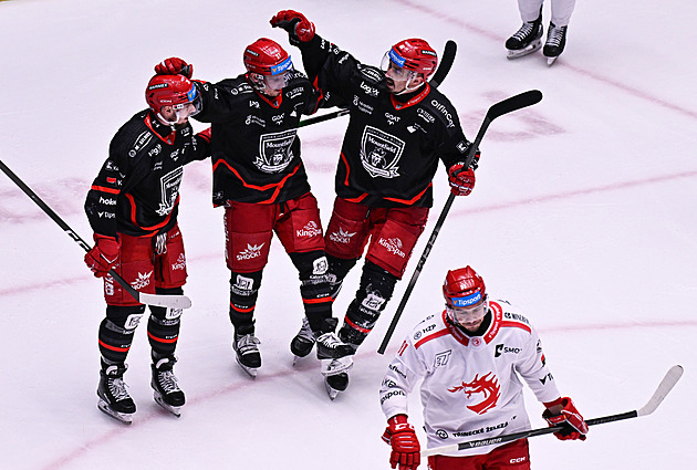 ONLINE: Liberec přehrál Vary. Hradec po trefě Radila navyšuje vedení nad Třincem