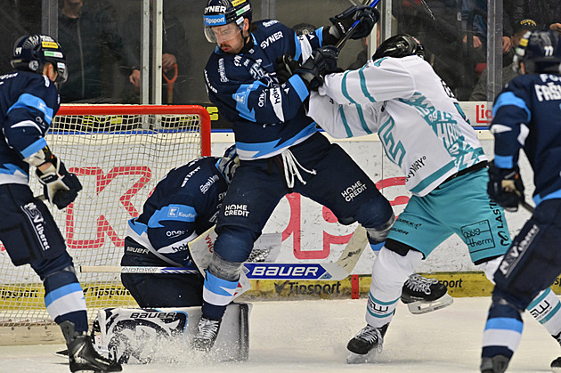 ONLINE: Vary skórují a snižují náskok Liberce, Třinec proti Hradci získal mečbol