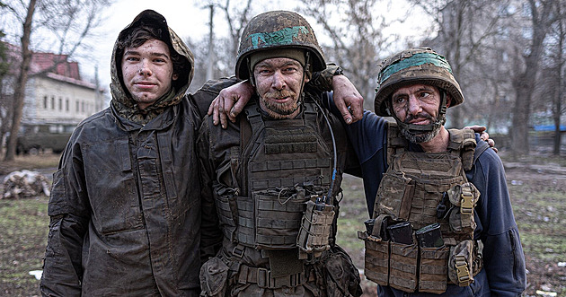 Podzemní latríny a spásná mlha. Vojáci líčí, jak přežívají půl roku v zákopech