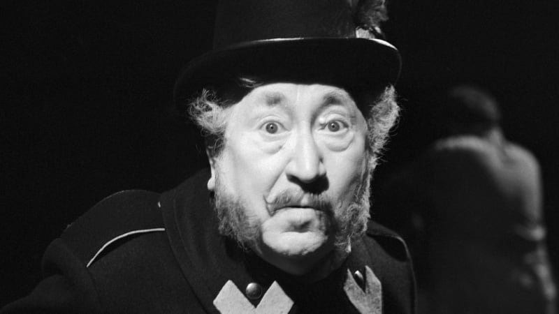 Smutné loučení velkého herce. Nemocného Marvana museli na hradby Karlštejna nosit