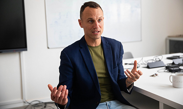 Inspekce navrhla odvolat kritizovaného ředitele, při protestu žáků zavolal policii