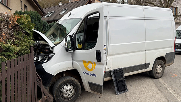 Pošťačku srazila její špatně zabrzděná dodávka, poničený je i plot domu