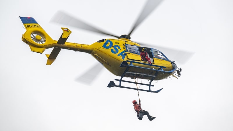 Vážná nehoda uzavřela dálnici D11. Zraněné je i dítě, na místě zasahoval vrtulník