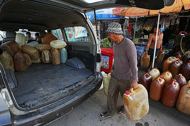 Hodiny čekal a nenatankoval, čerpadláře přejel náklaďákem. Násilí na benzinkách roste