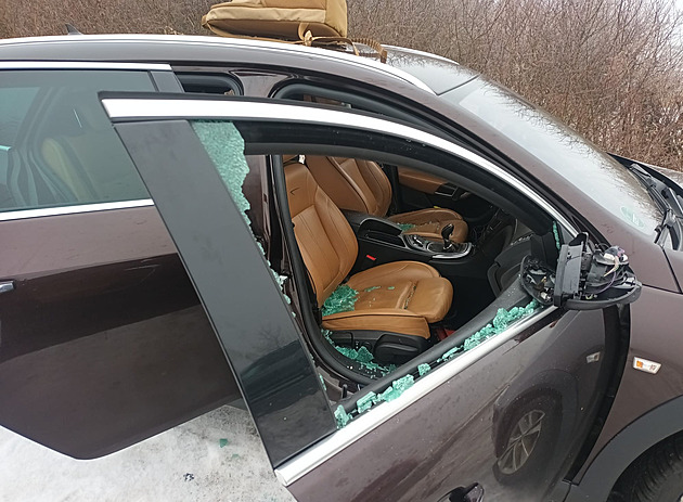 Mladí ničili zaparkovaná auta, až policisté žasli. Od soudu odešli s dohledem