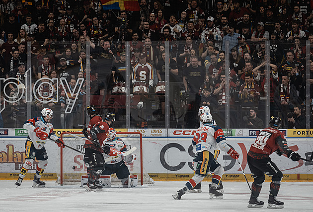 ONLINE: Sparta svalila Dynamo a srovnala sérii. Vary mají s Třincem náskok dvou gólů