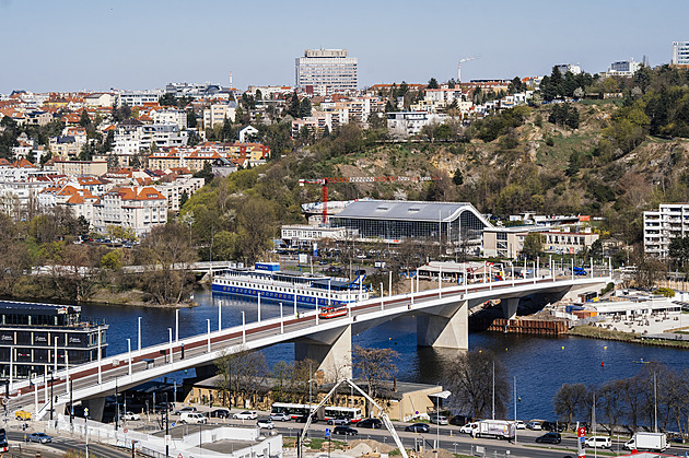Dvorecký most, to bude i botanická zahrada z pouličních lamp a betonový vodník