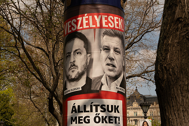 „Nebezpečí! Zastavme je!“ Orbán sází na billboardy s Magyarem i Zelenským