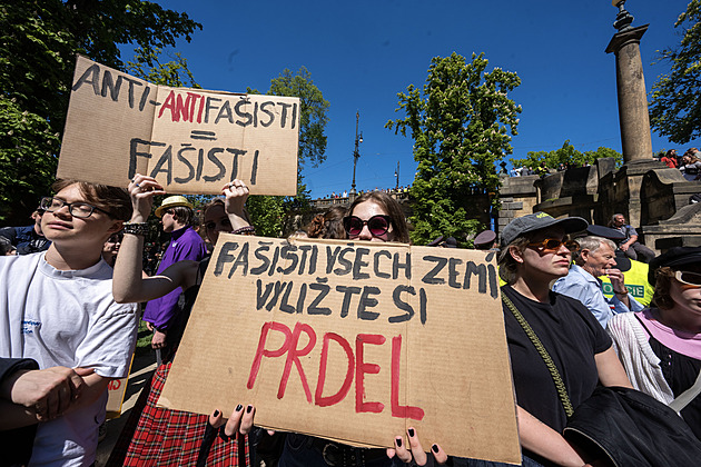 ONLINE: Komunisty i Paroubka vítala Internacionála. Prahou jdou anarchisté