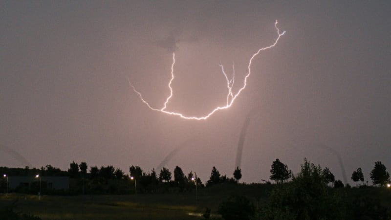 MAPA: Bouřky a lijáky udeří v Česku, razantně se ochladí. Podívejte se, jak bude u vás