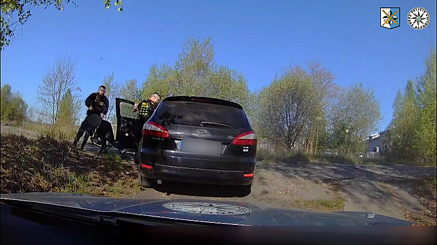Ujíždějící řidič po dopadení nezatáhl ruční brzdu, auto málem smetlo policejní vůz