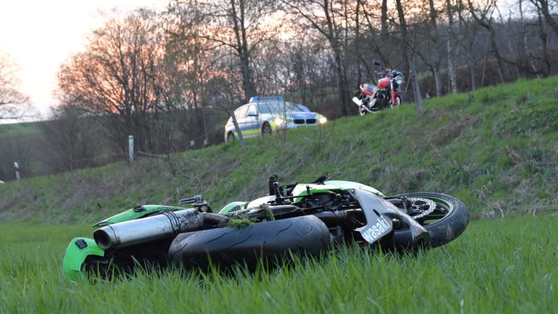 Mladý motorkář zahynul na Olomoucku po střetu s autem. Další dva lidé skončili v nemocnici