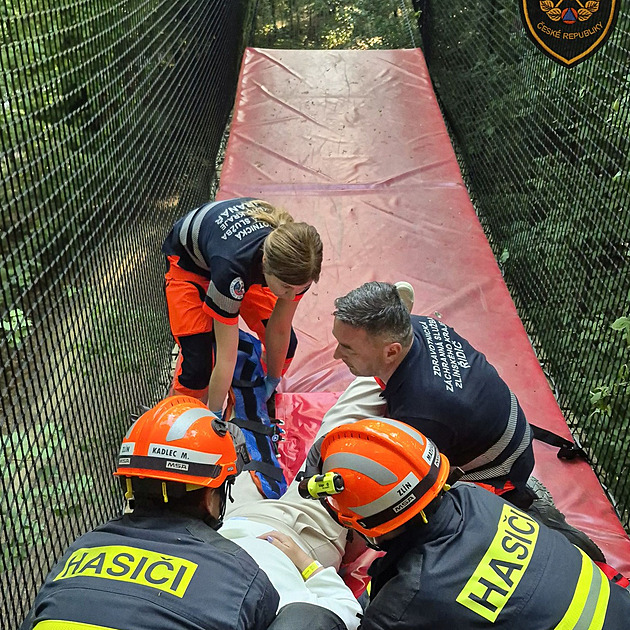 Žena se zranila v lanovém centru, záchranářům držel palce její vyděšený syn