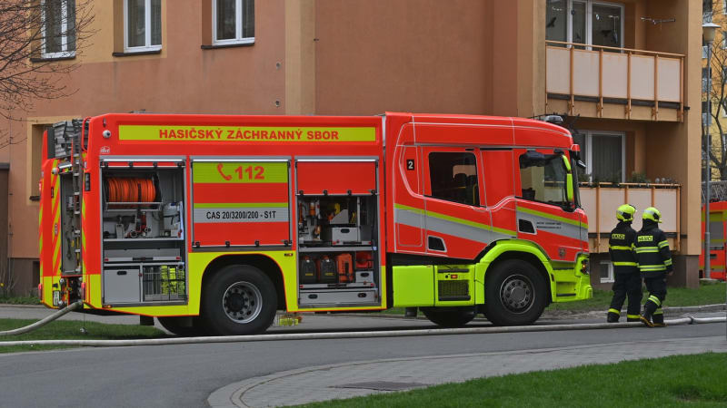 Výbuch v panelovém domě v Toužimi: V akci jsou záchranné složky, na místo míří pyrotechnik 