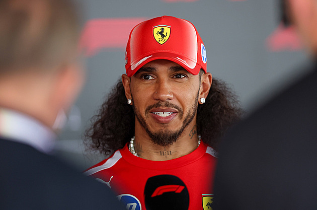 Copy jsou pryč. Hamilton před závodem F1 v Barceloně překvapil rozpuštěnými vlasy