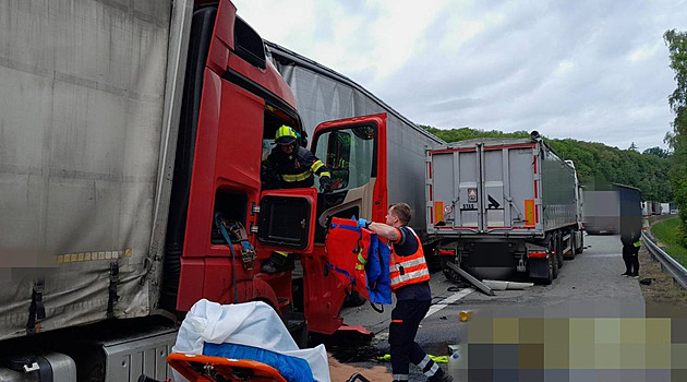 Na D1 u Vlašimi se srazily čtyři kamiony. Tvoří se kolona