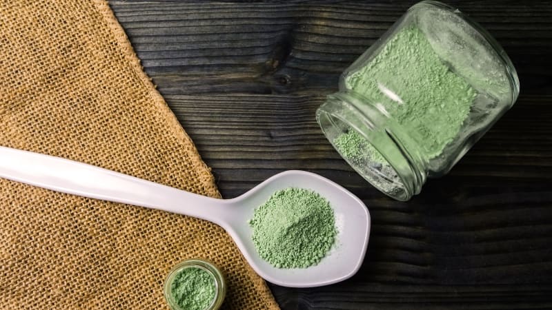 Zákaz on-line prodeje kratomu? Naopak, kontroly rozšiřme na alkohol, radí STAN i expert