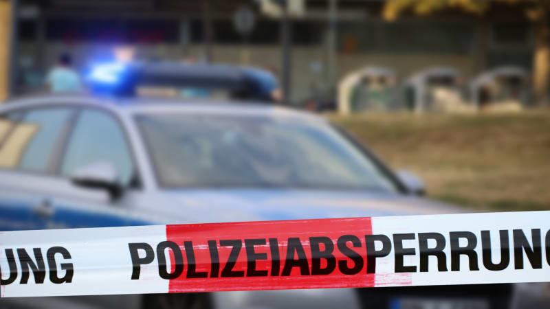 Řidička v Rakousku proletěla výlohou restaurace, uvnitř byly i děti z Česka